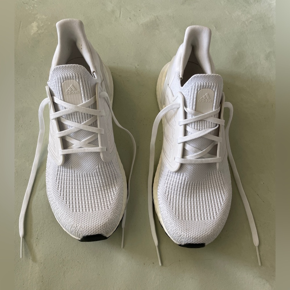 ADIDAS WOMEN’S ULTRABOOST sneakers in white. Size 9.5